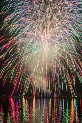 水面に映る鮮やかな光が夜景を彩る