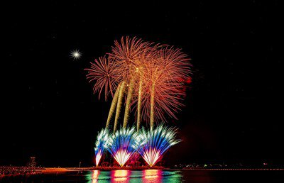 色とりどりの花火が海面を鮮やかに照らす
