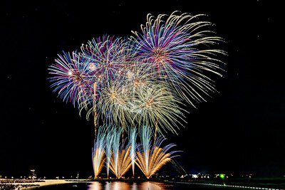 色鮮やかな花火が海辺を華やかに彩る