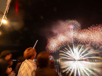 音楽に合わせて打ち上げられる花火ショーは必見