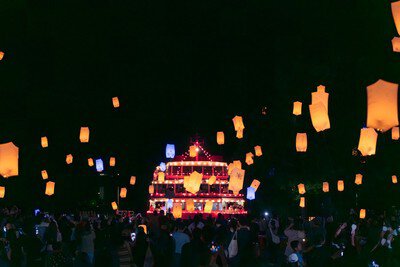 夜空に浮かぶバルーンランタンは幻想的