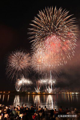 観客を包むように咲く大輪の花