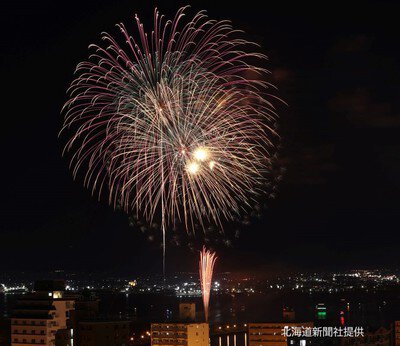 夜景とともに楽しむ花火の競演