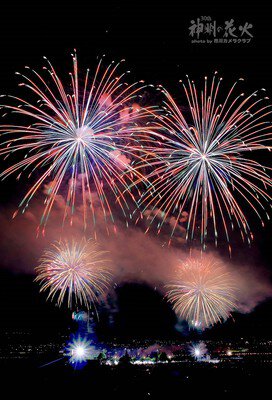 夜空を包む華やかな大輪の花火