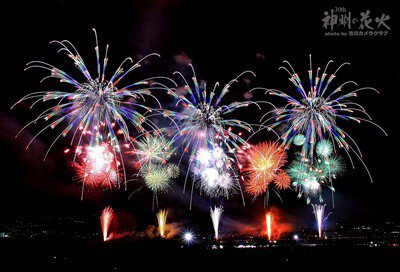 夜空を彩るカラフルな花火群