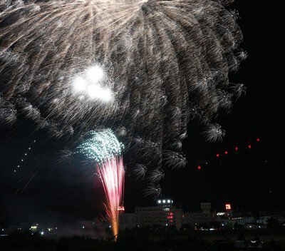 夜空いっぱいに広がる大輪の花火