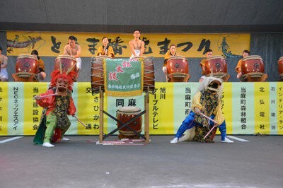 郷土芸能・蟠龍太鼓の力強い演奏が響く