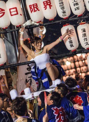 若者たちが魅せる竿燈の演舞