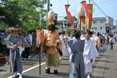 江戸時代を感じさせる天狗行列