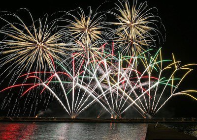 海面に色鮮やかな花火が映る