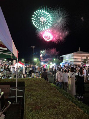 まつりの熱気と花火が交差する会場