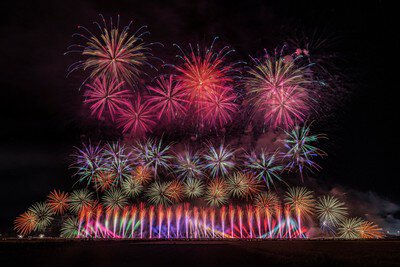 横一面に広がる百花繚乱のスターマインが圧巻の迫力