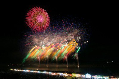 色とりどりの花火が川面を染める瞬間