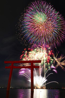 色とりどりの花火が鳥居越しに北浦の空を彩る