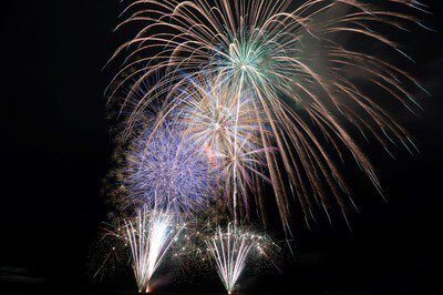 夜空を染める多彩な花火の競演