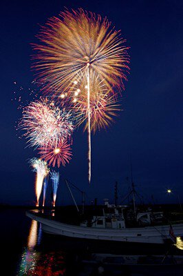 船と花火が織りなす港町の夏の夜
