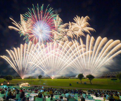 観客の目の前に広がる大迫力の花火