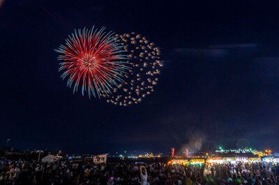 むろらん港まつりと賑わう人々