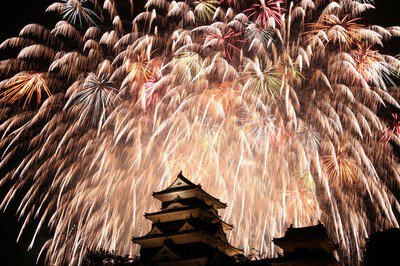 城を包み込むように広がる大迫力の花火