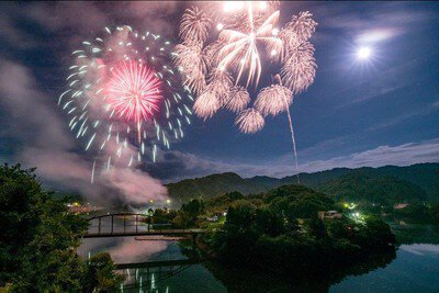 山と湖面に映える亀山湖の花火