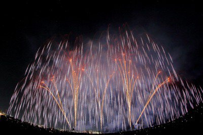 夜空を覆い尽くす光のカーテンのような花火