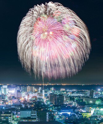頭上いっぱいに広がる関東屈指の超特大花火