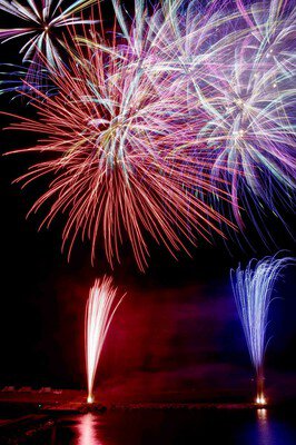 夜空と海面に広がる大輪の花火