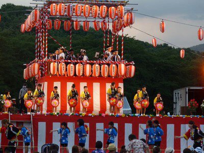 提灯の光が灯る中、踊り手たちが祭りを盛り上げる