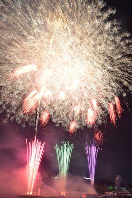 迫力のクライマックスで夜空を包む