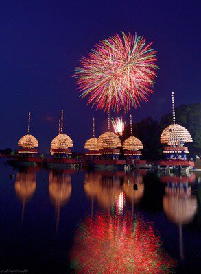 提灯船と夜空に広がる大輪の花火