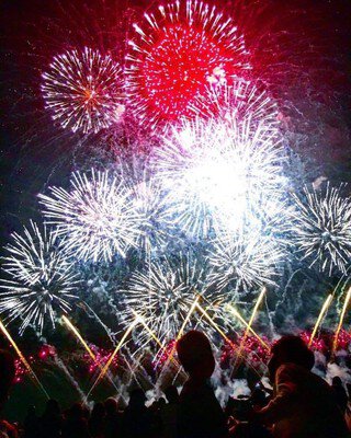 頭上に広がる圧巻の花火ショー