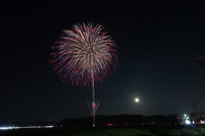 月と花火が共演する幻想的な夜