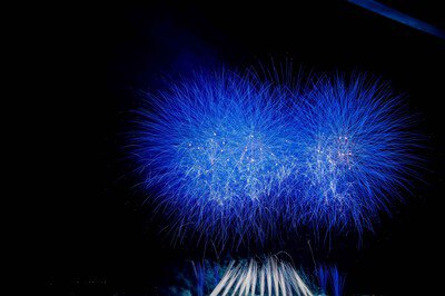 夜空を青く染め上げる幻想的な花火