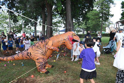 子ども広場では恐竜が登場し、家族連れでにぎわう