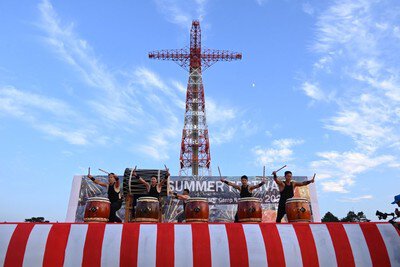 青空の下、力強い太鼓演奏が会場を盛り上げる