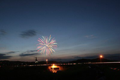 夕暮れの空に映える光