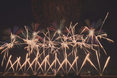 幾何学的に並ぶ火花の演出も見どころ
