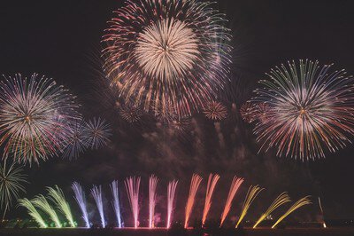 色とりどりの花火が夜空を埋め尽くす