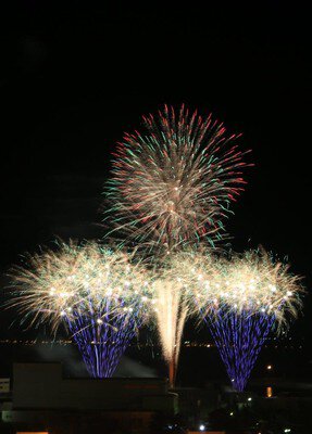 緑と赤の一発が夜空を彩る