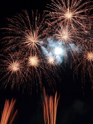夜空に幾重にも重なる華やかさ