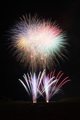 夜空に広がる音楽連動の創作花火