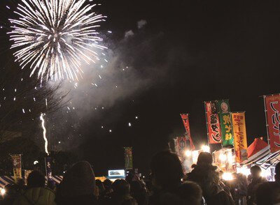 新年を迎える瞬間を彩る花火とにぎやかな飲食ブース