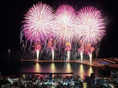 港に並ぶ連発花火が迫力満点の演出