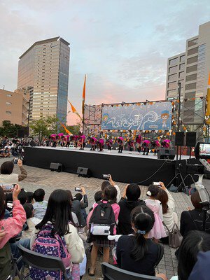 ステージパフォーマンスで盛り上がる会場