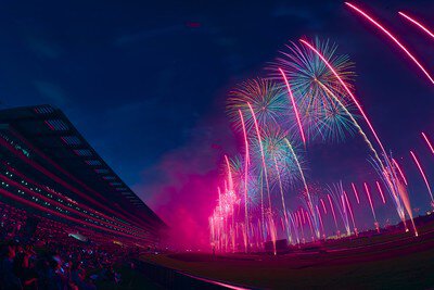 観覧席正面から広がる圧巻のワイド打ち上げ