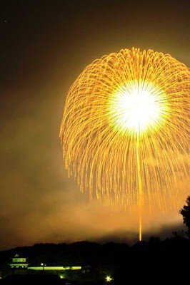 黄金色に輝く尺玉が夜空に広がる