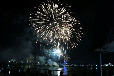 池の向こうに広がる鮮やかな光