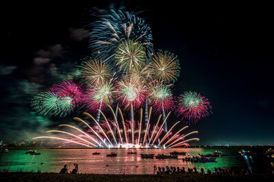 川面を染める色鮮やかな多色花火の競演