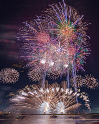 紫やピンクが幻想的に広がる大玉花火