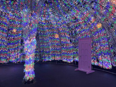 カラフルな光のトンネルで非日常体験